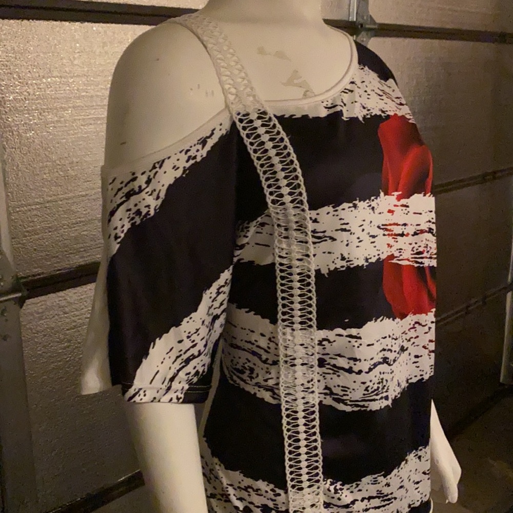 Cold Shoulder Rose ๐น Top - Picture 6 of 7
